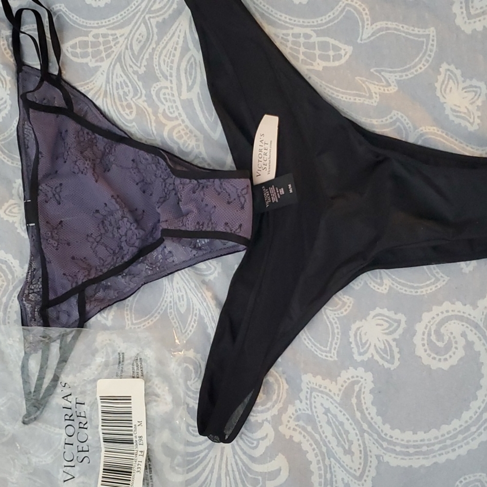 BNWT 2 pairs of Victoria's Secret panties (M)